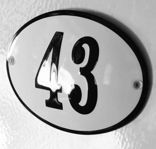Nostalgische-Hausnummer-in-Emaille
